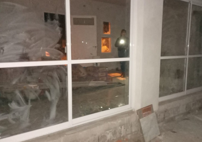 En Morteros robaron en una obra en construcción y dañaron un vidrio de una vivienda